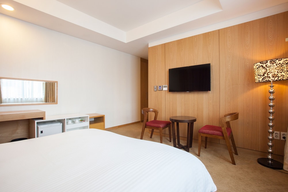 Pharos Hotel 26/68