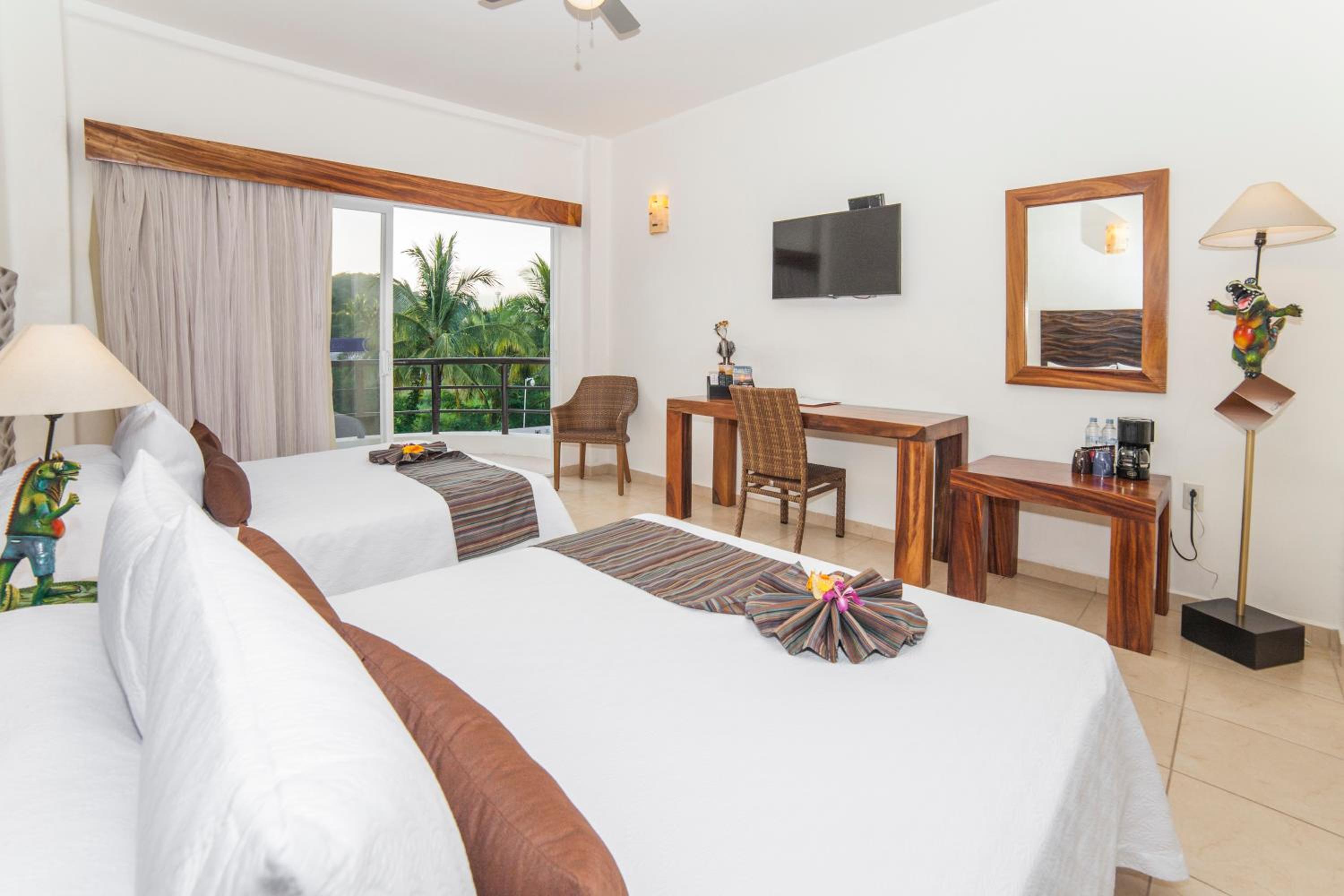 غرفة قياسية بسرير مزدوج بشرفة بإطلالة جزئية على البحر، Quinta Bella Huatulco 2/4