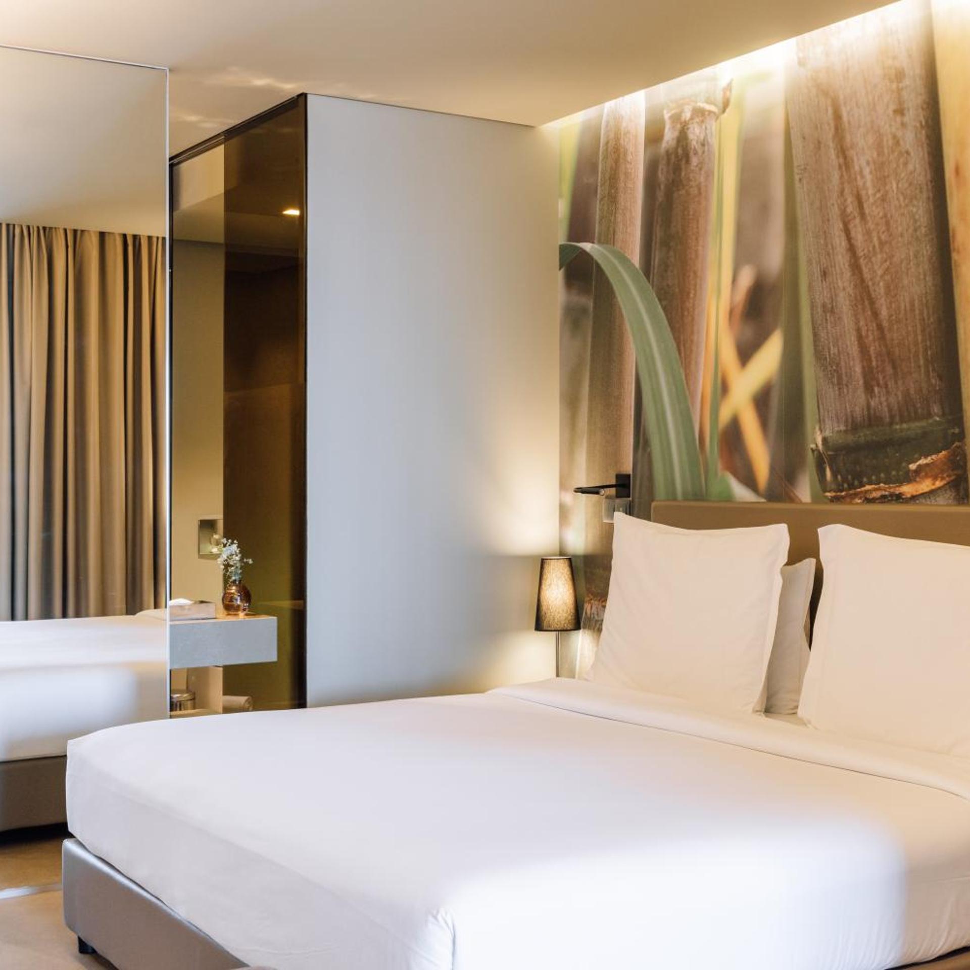 Garden Pool, Suite