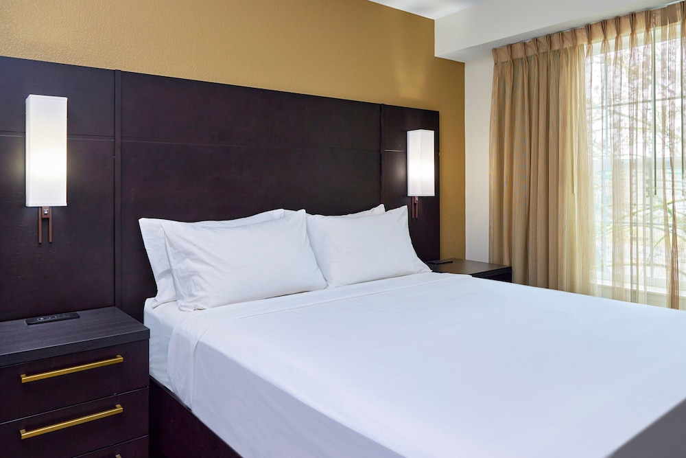 1 BEDROOM, SUITE