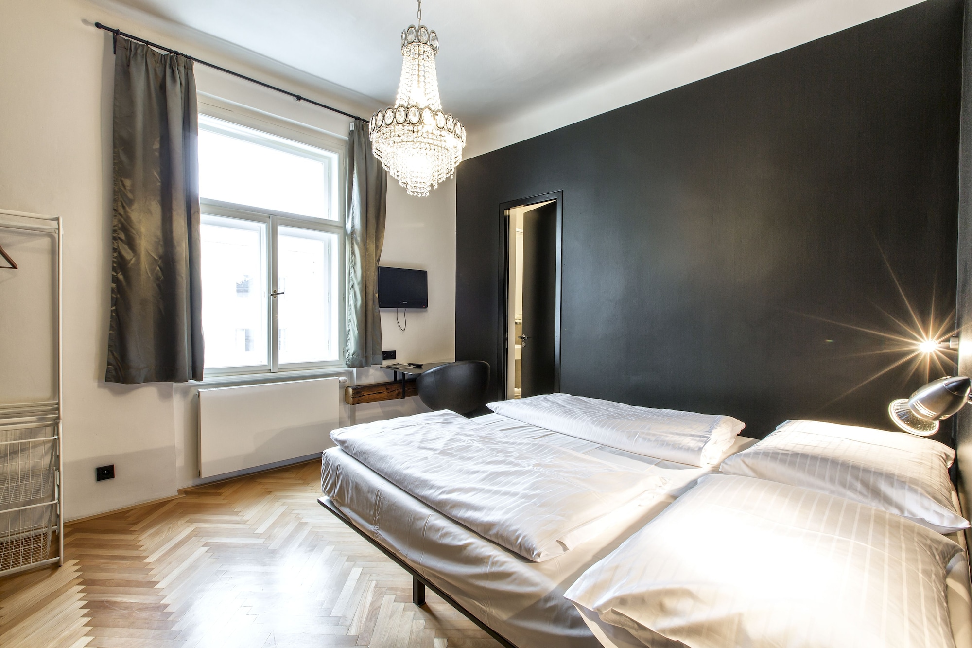 ROOM, DOUBLE BED