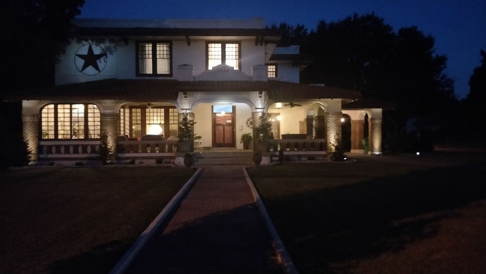 The Lancaster Manor Bed and Breakfast 3/50