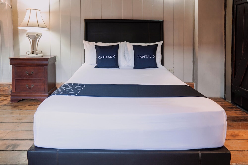 Capital O Hotel Villa Azura 18/28