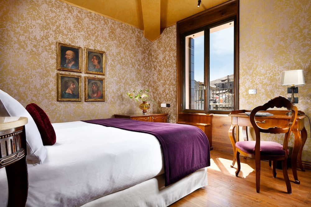 CLASSIC, DOUBLE BED, CITY VIEW, TERRACE