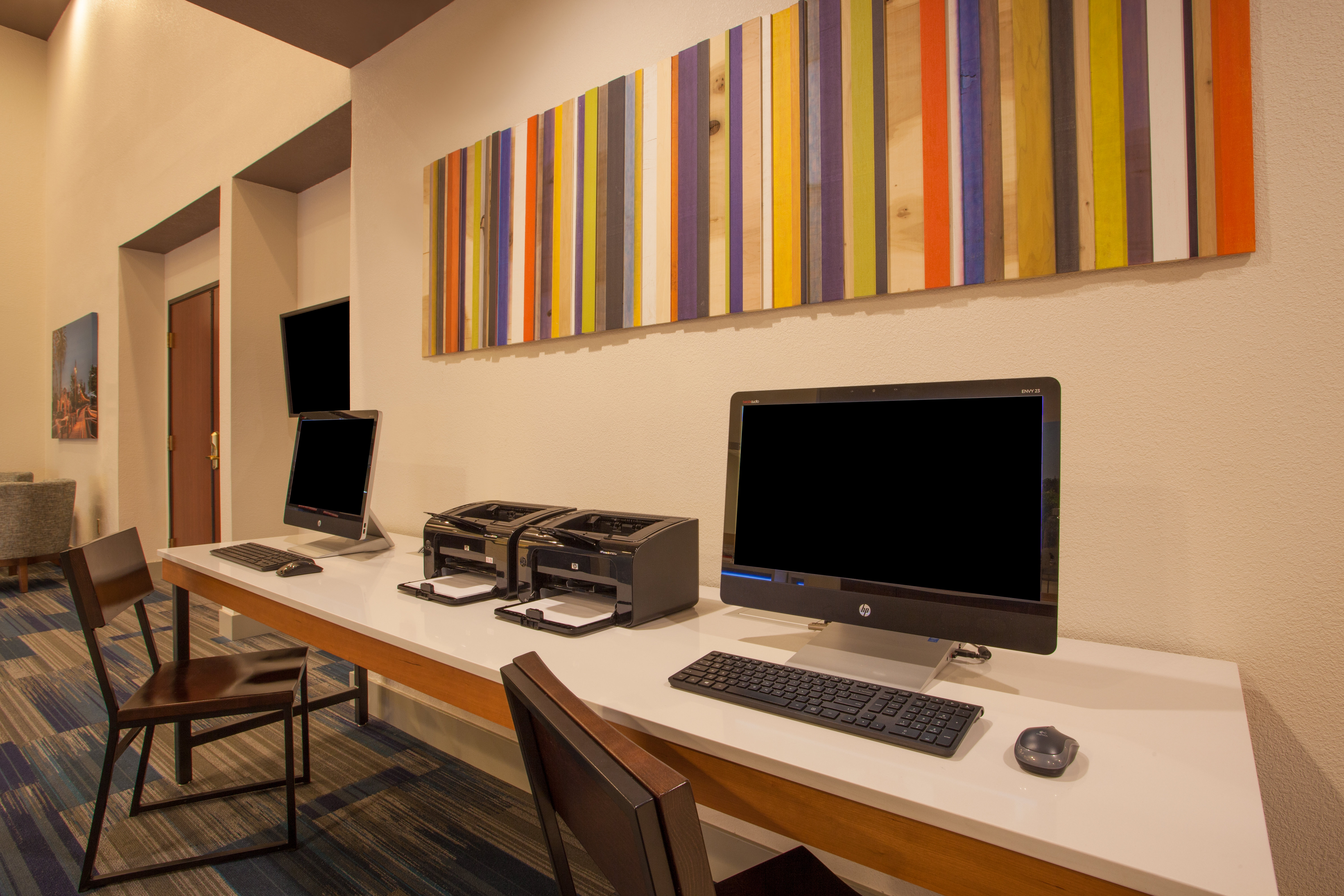 Holiday Inn Express Suites Davis University Area 24/27