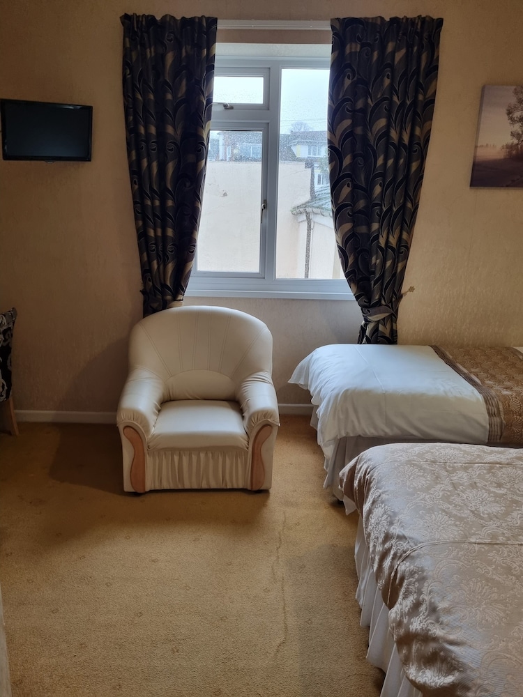 Family, 1 Double and 1 Single Bed, The Sands 8/10