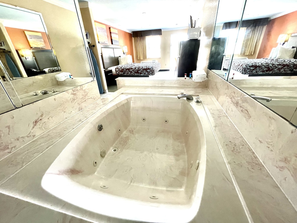 Luxury Inn & Suites Liberty 15/65