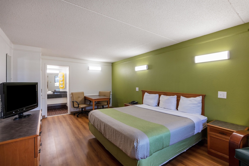 Motel6 Knoxville, TN 27/46