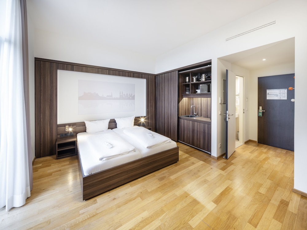 ROOM, DOUBLE BED