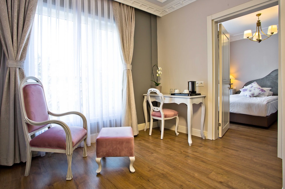 La Villa Blanche Hotel 8/21