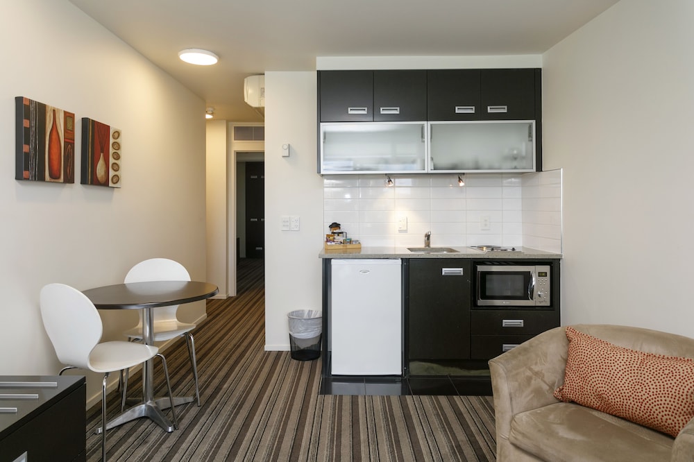 1 Bedroom, Apartment, King Bed, Pool Side, Sofa 9/9