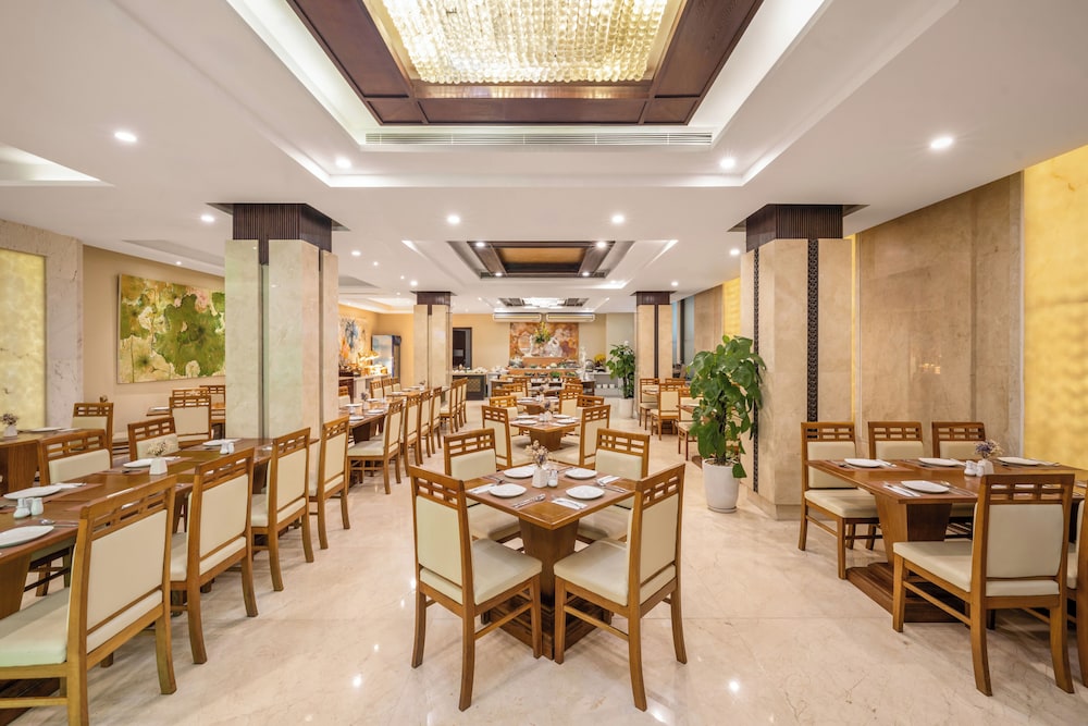 Holiday Beach Hotel Danang 35/47