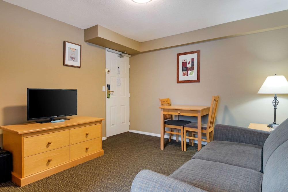Econo Lodge Inn & Suites North Vancouver 38/52
