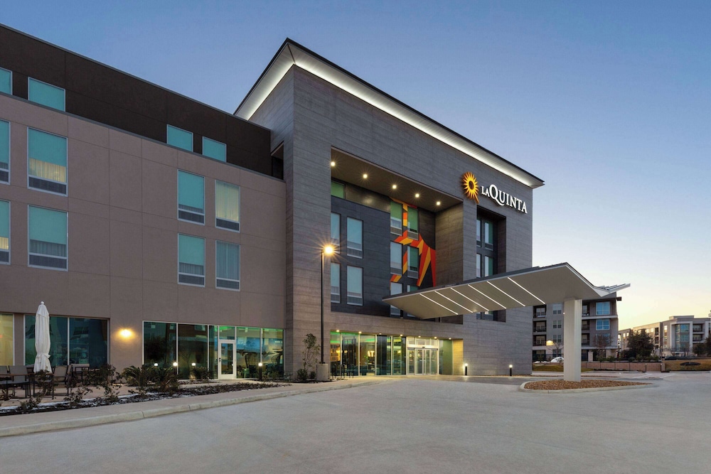 La Quinta Inn & Suites by Wyndham San Antonio at the RIM 37/43