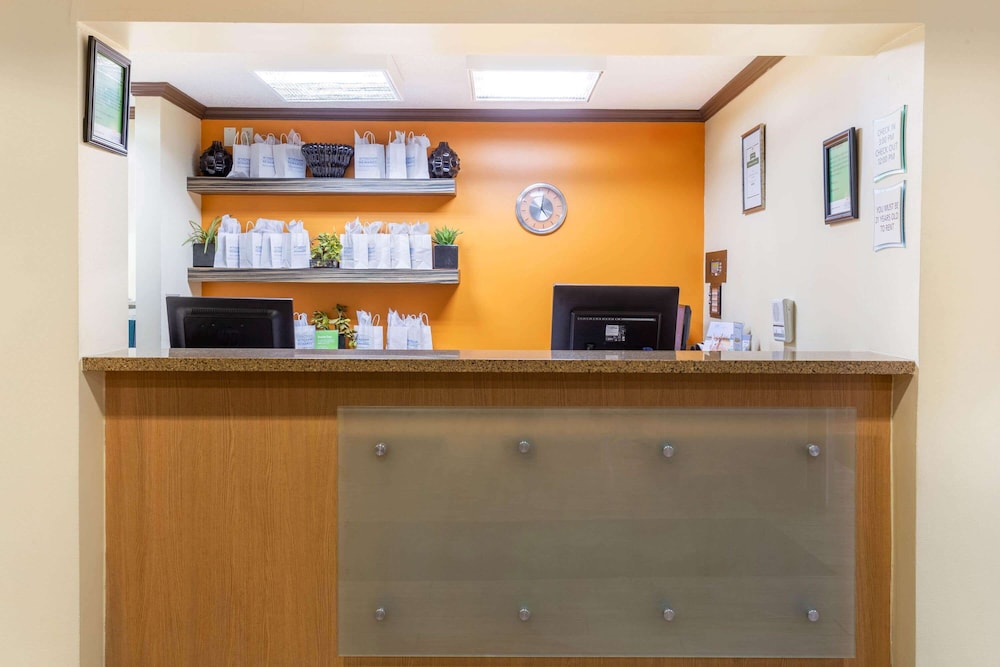 La Quinta Inn & Suites by Wyndham Chicago Tinley Park 12/47