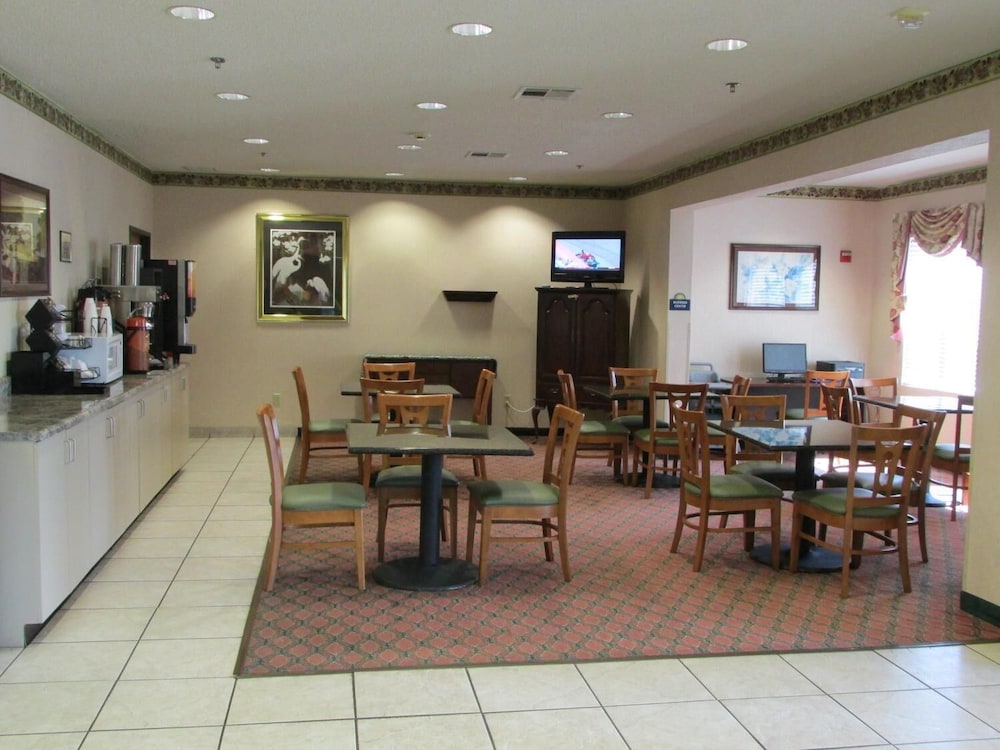 Days Inn By Wyndham Jefferson City 18/24