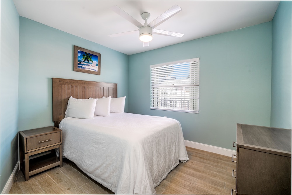 Efficiency, Queen Bed