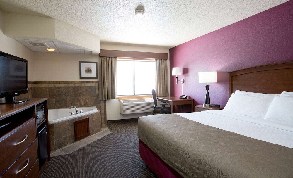 AmericInn by Wyndham Osceola 11/33