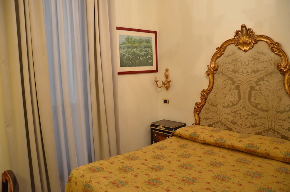 Des Epoques Hotel 24/63