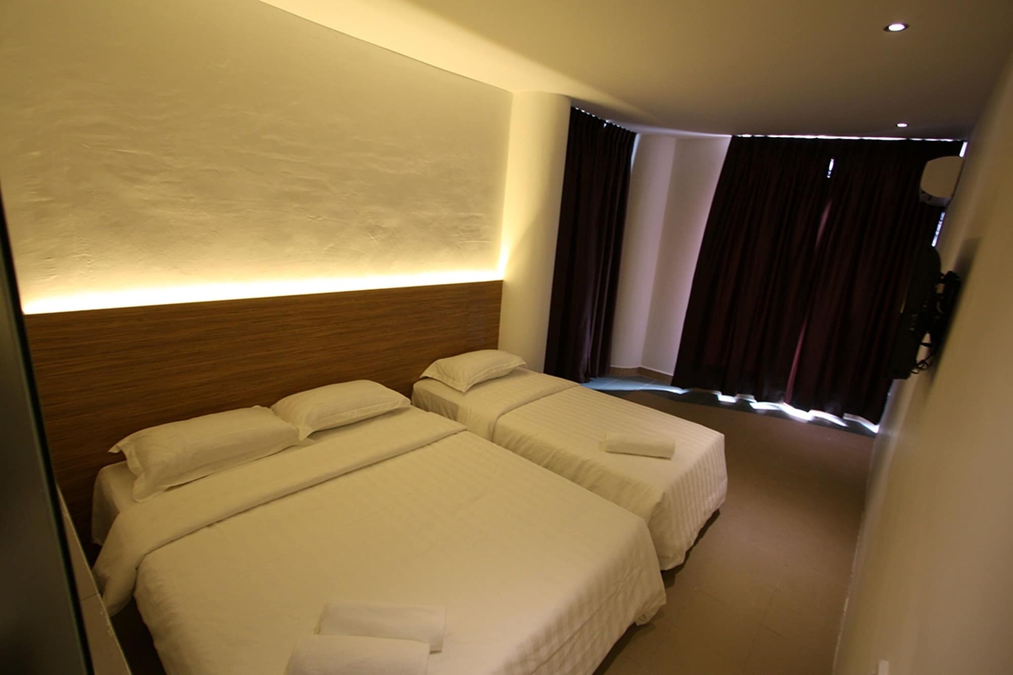 Deluxe, 1 Queen and 1 Single Bed
