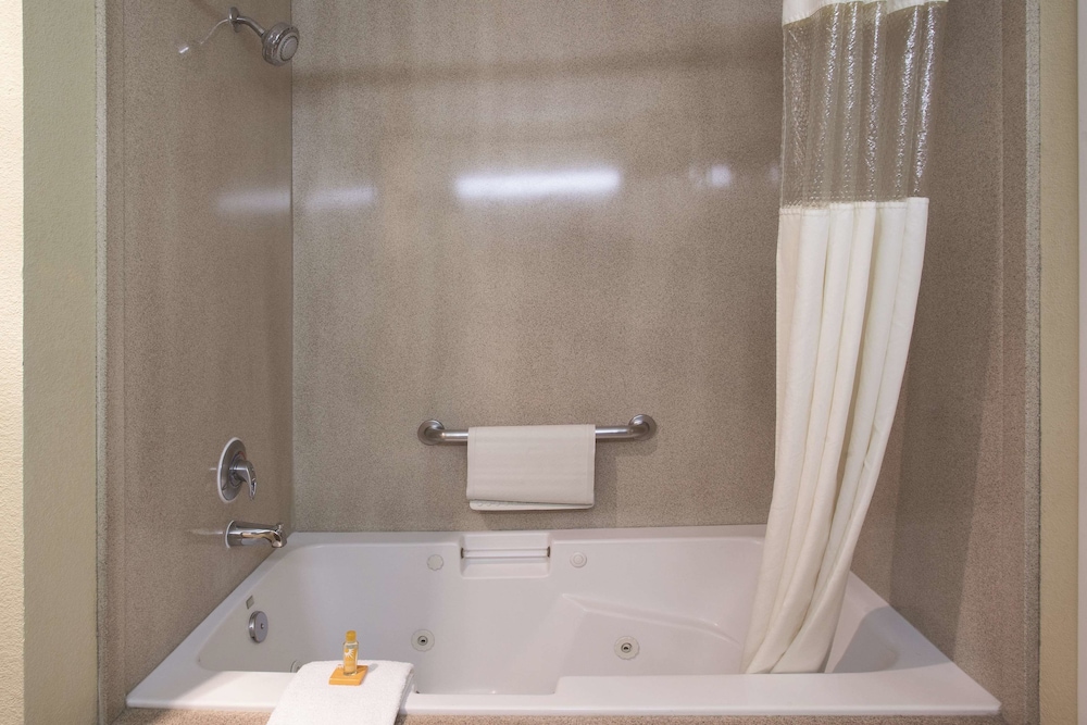 La Quinta Inn & Suites by Wyndham Albuquerque Midtown 22/57