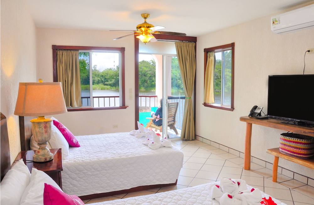 LAMANAI LANDINGS HOTEL AND MARINA 16/76