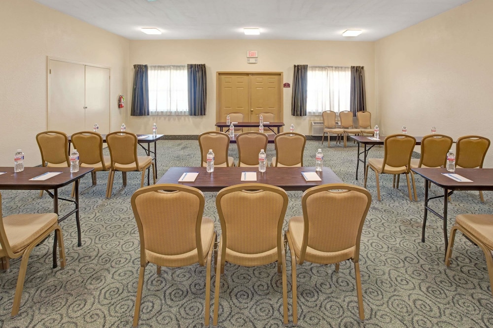 Super 8 By Wyndham Dallas East Near Fair Park Downtown 13/21