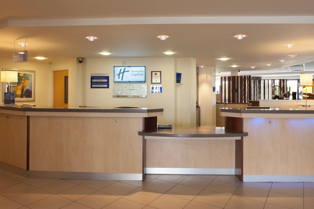 Holiday Inn Express Cardiff Airport 2/27