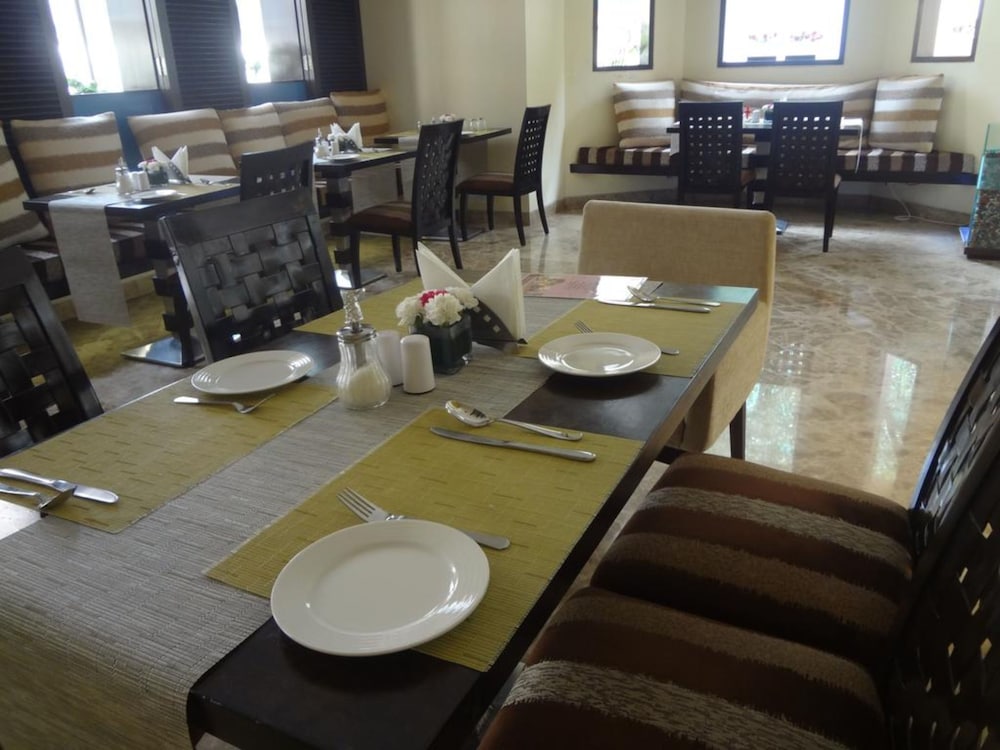 Ascot Hotel 28/33