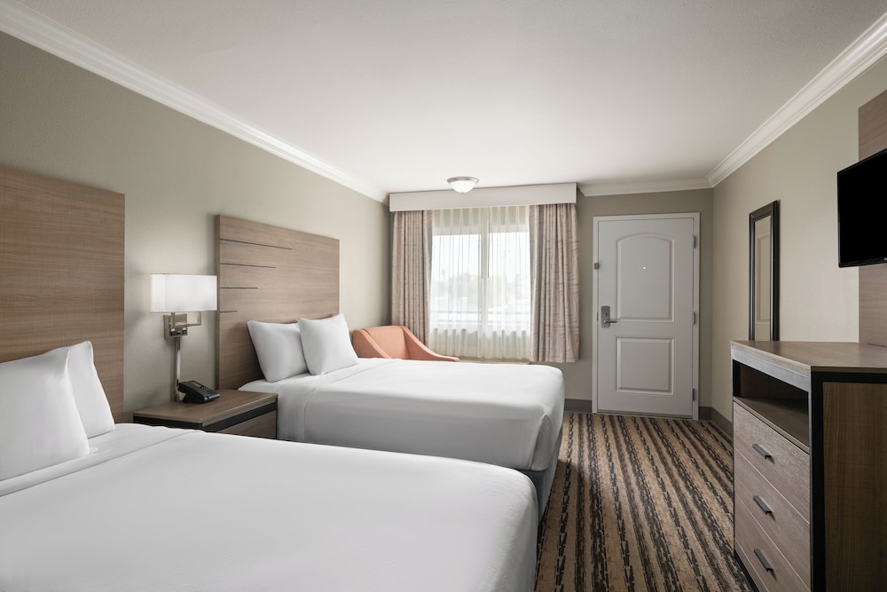 STANDARD, 2 QUEEN BEDS