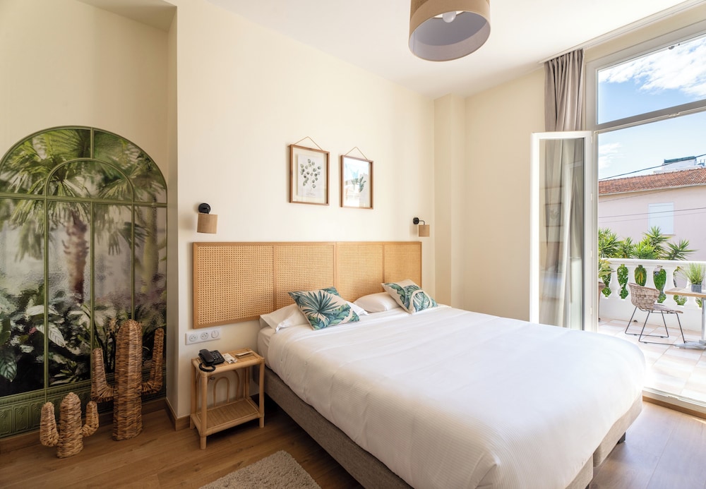 Exclusive, Queen Bed