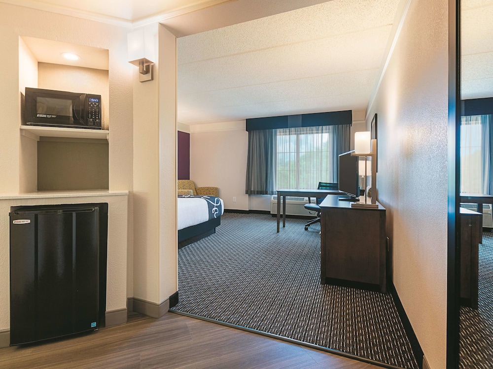 La Quinta Inn & Suites by Wyndham Atlanta Alpharetta 32/37