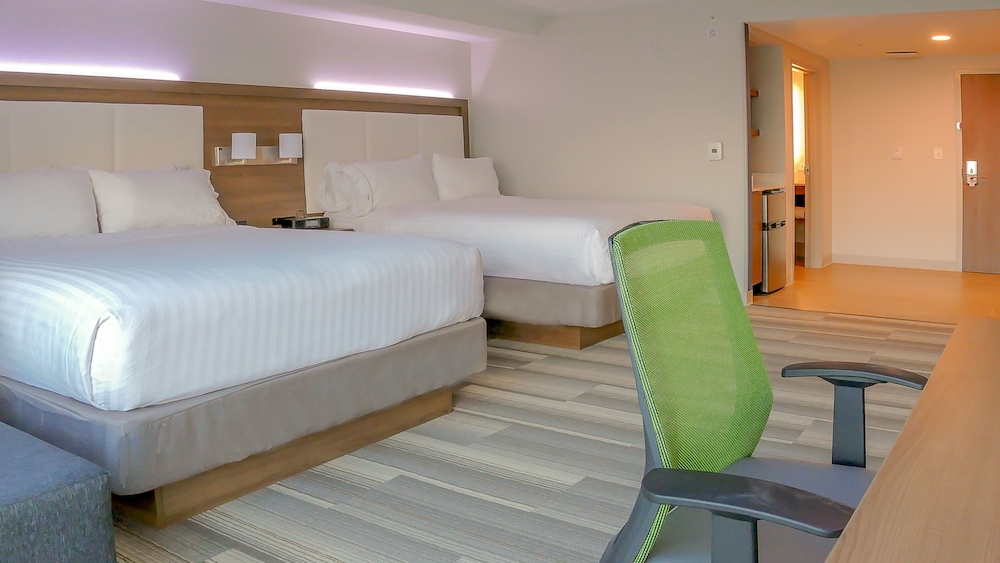 Holiday Inn Express & Suites Miami Airport East 19/69