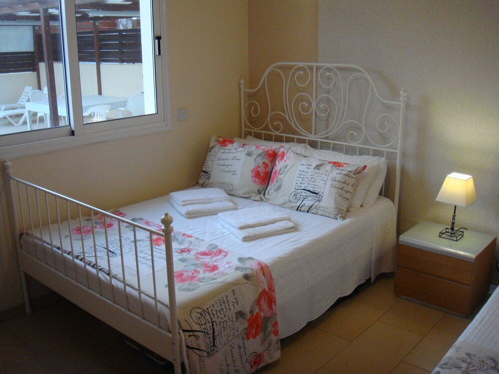 Athena Villa 4/32