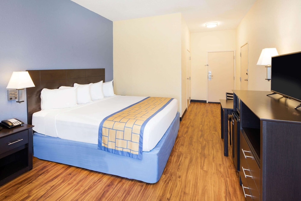 Days Inn by Wyndham Macon I-75 North 18/27