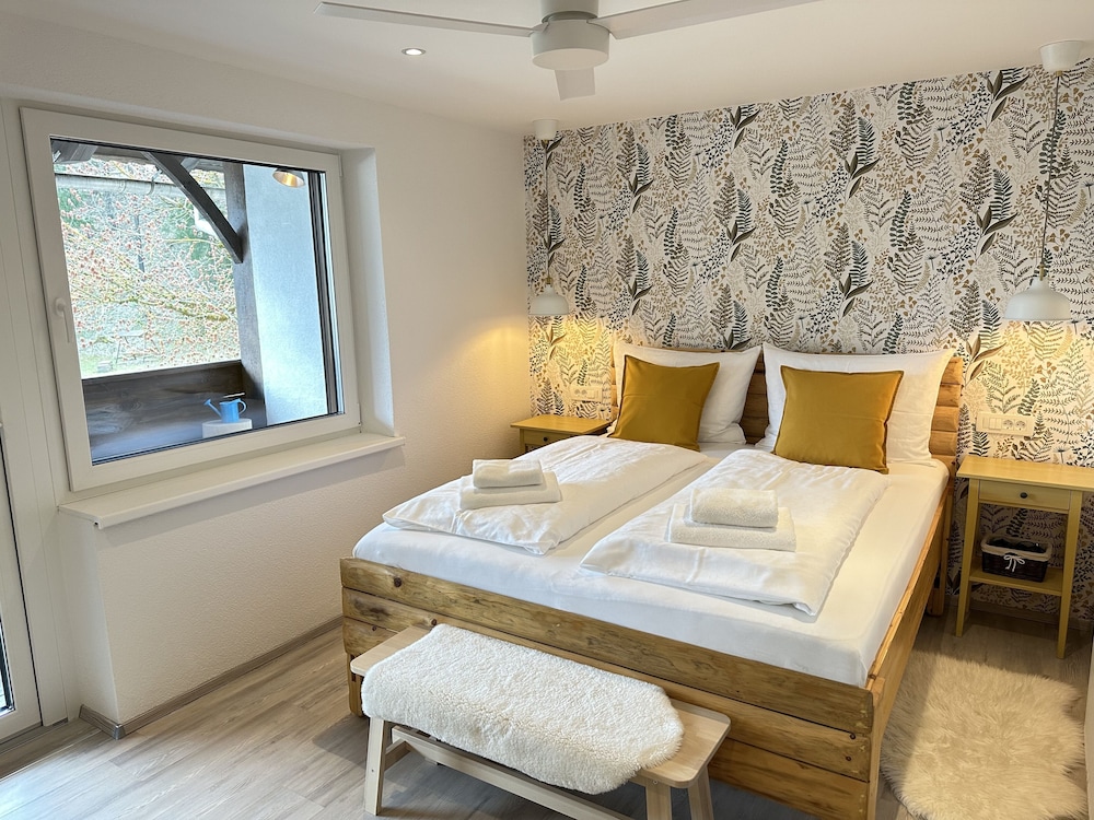 Room, Queen Bed, Balcony