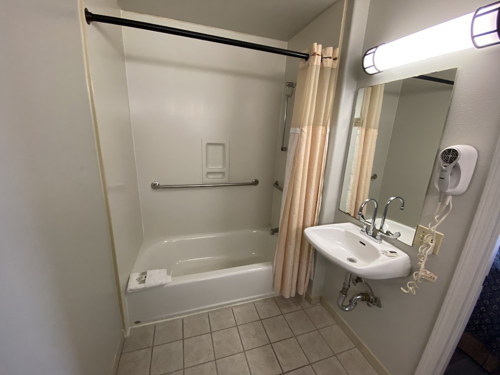 Budget Inn of Hayward 10/68