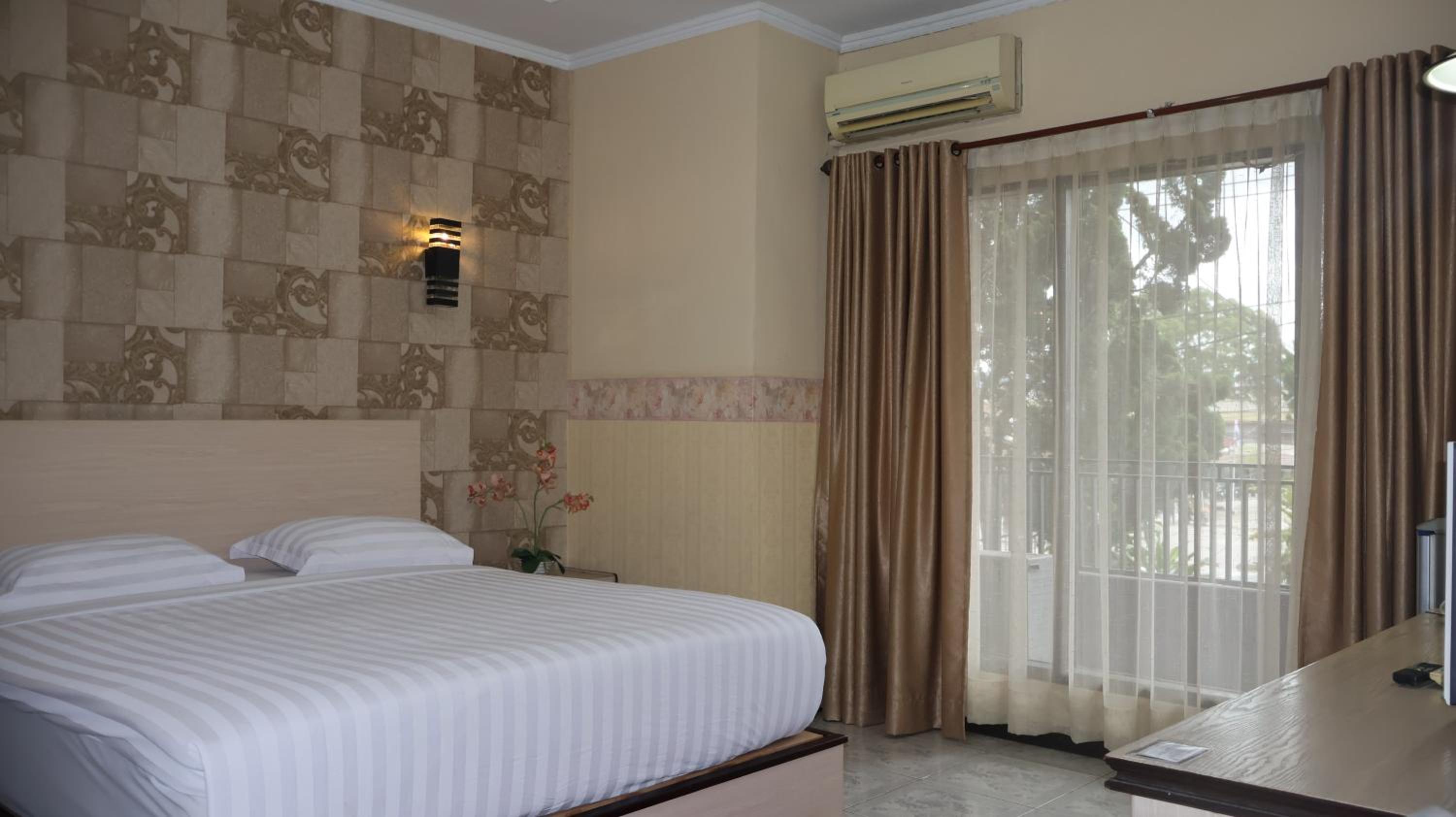Nikita Hotel 16/49