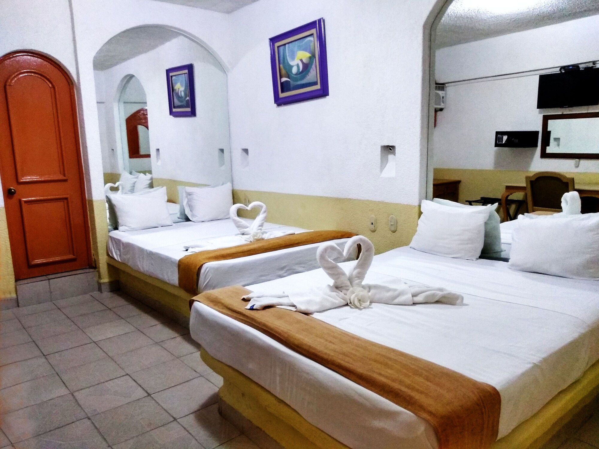 STANDARD, 2 DOUBLE BEDS