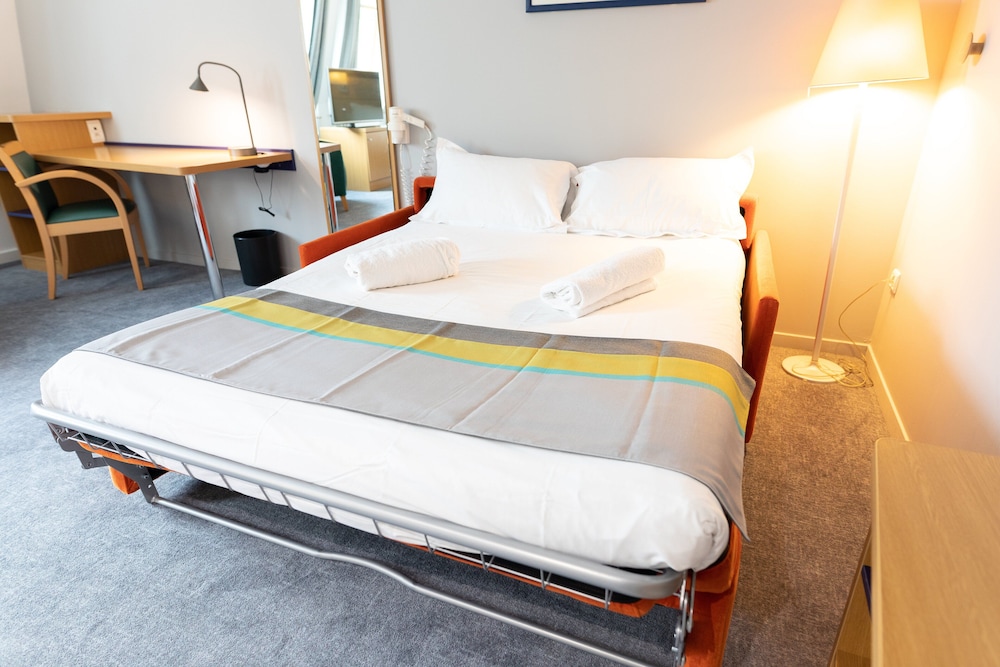 HOLIDAY INN EXPRESS ARRAS 28/78