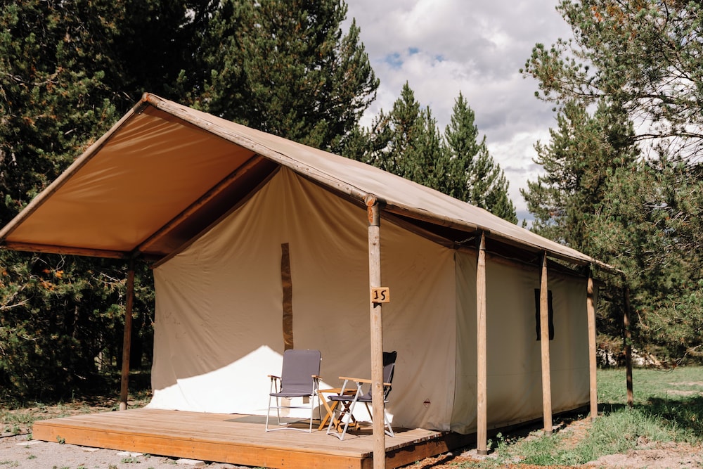 Starlight Retreat Yellowstone 2/32