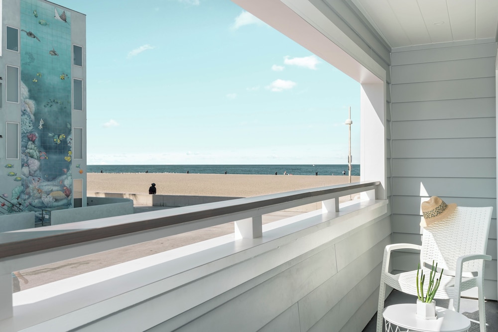 غرفة بسرير كينج بإطلالة على البحر بشرفة، Sea Sprite Hotel 7/8