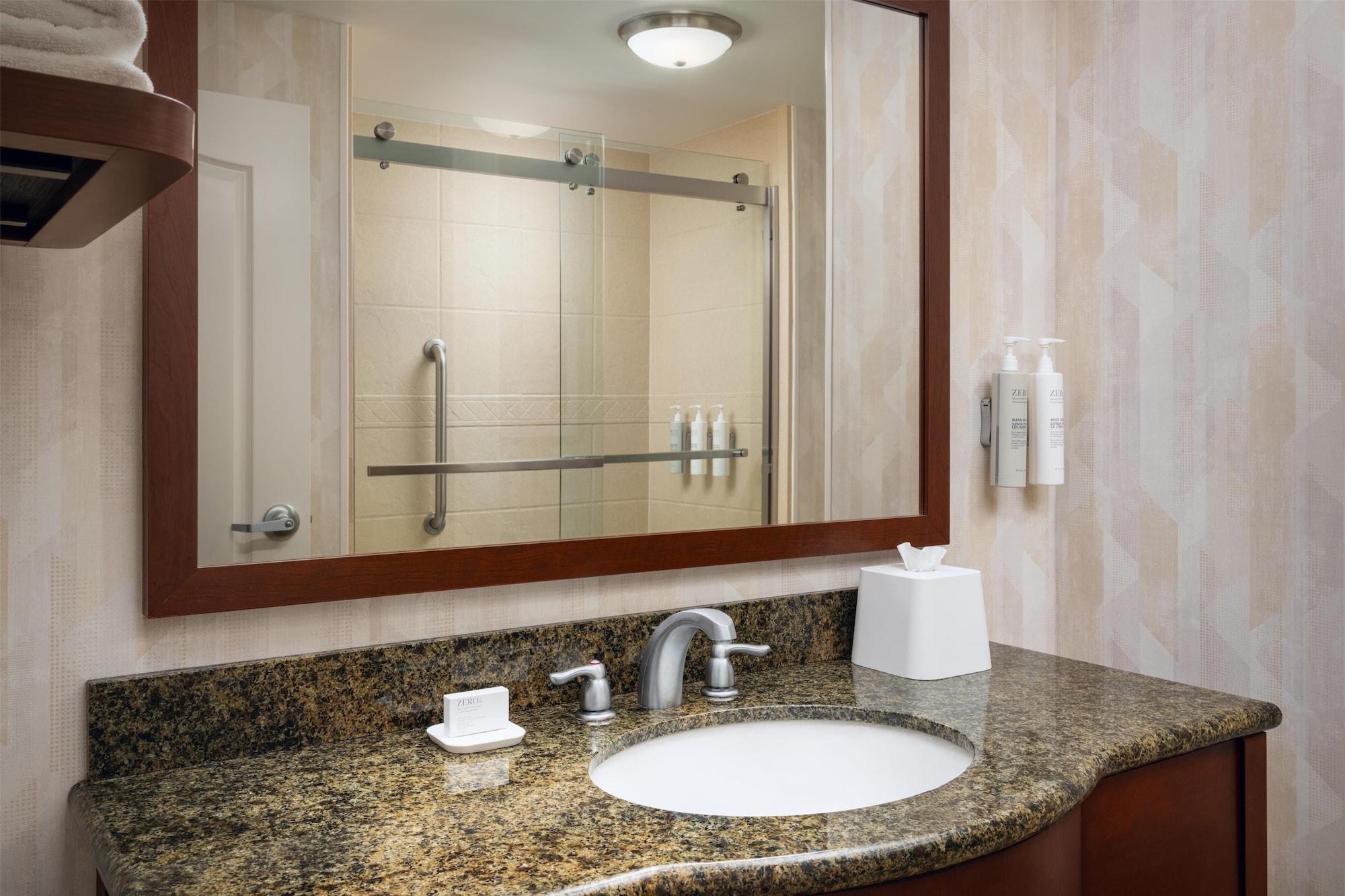جناح لذوي الإعاقة، Hampton Inn & Suites Knoxville-Turkey Creek/Farragut 5/6