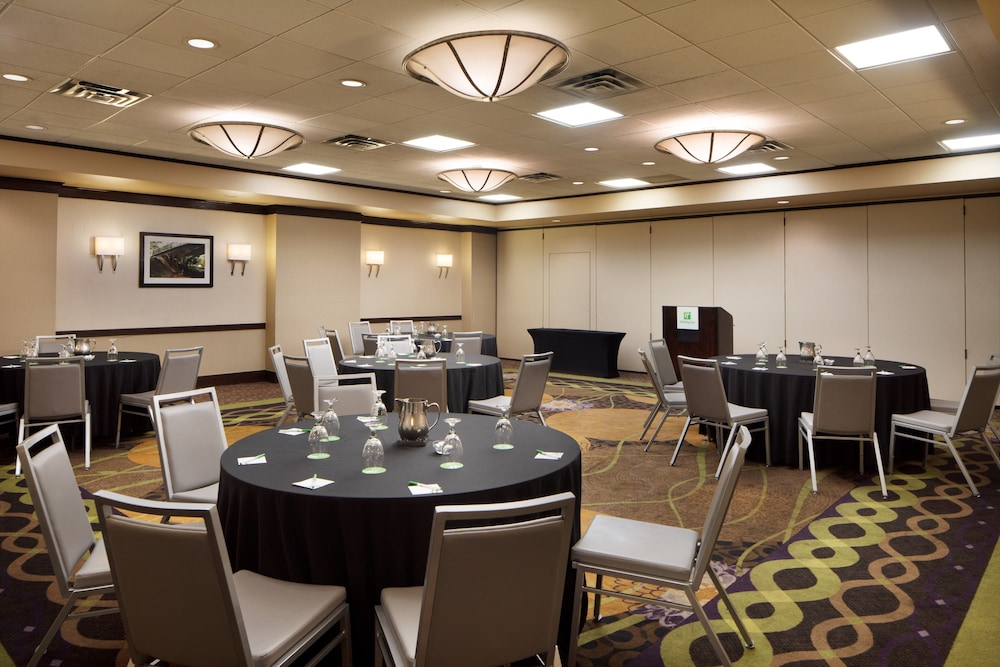 Holiday Inn Clark Newark Area Formerly Crowne Plaza Clark 32/54