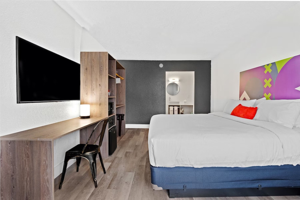 SUITE, KING BED
