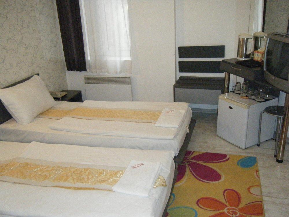 Scottys Boutique Hotel 23/25