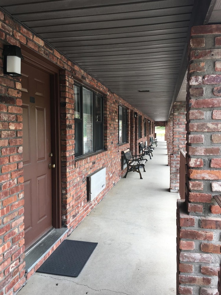 Chalet Inn & Suites Centerport 43/45