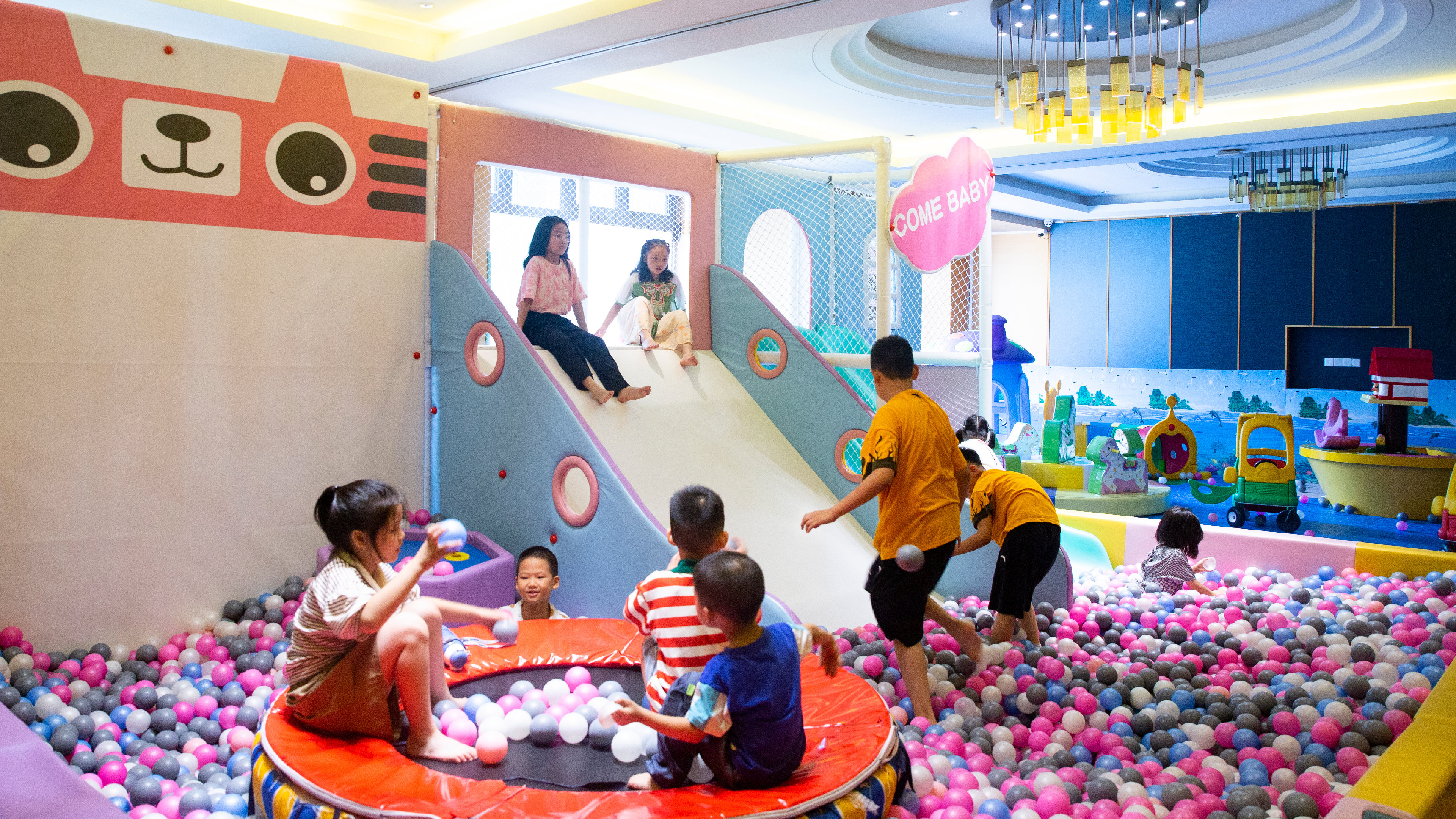 HOLIDAY INN KUNSHAN HUAQIAO 35/50