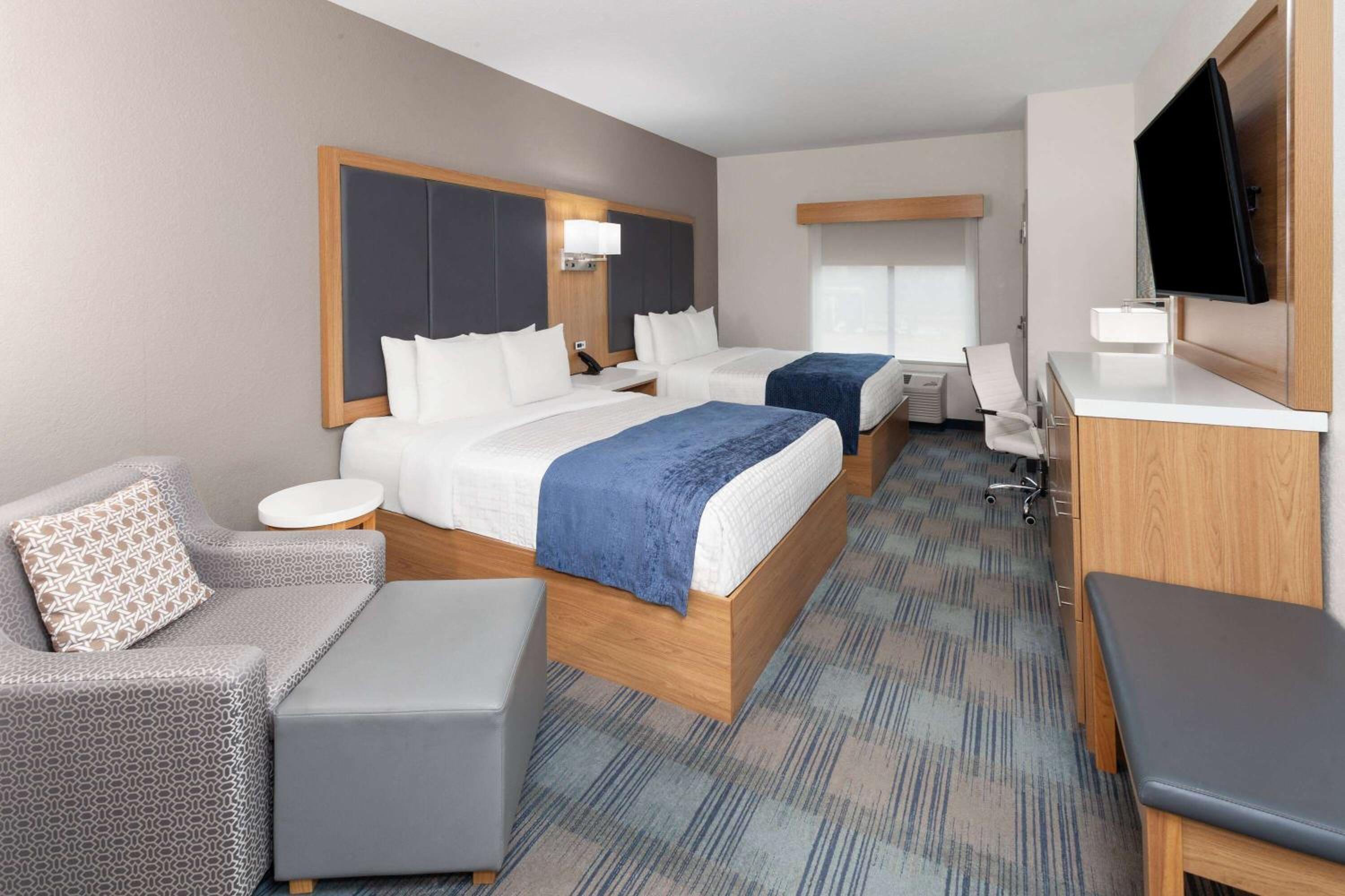 غرفة قياسية بسريرين كوين بمنطقة جلوس، La Quinta Inn & Suites by Wyndham Coralville Iowa City 4/6
