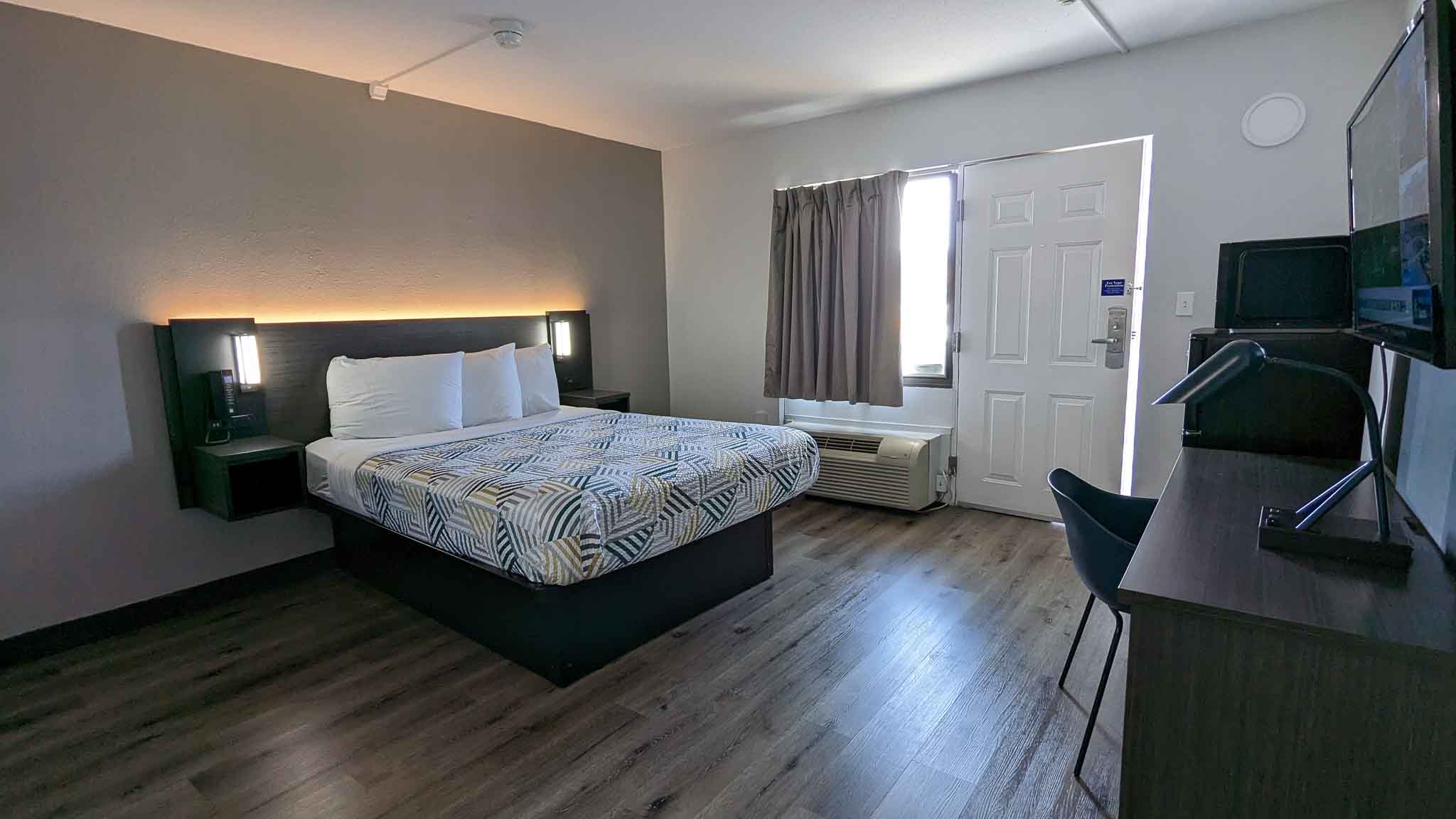 1 Queen Bed